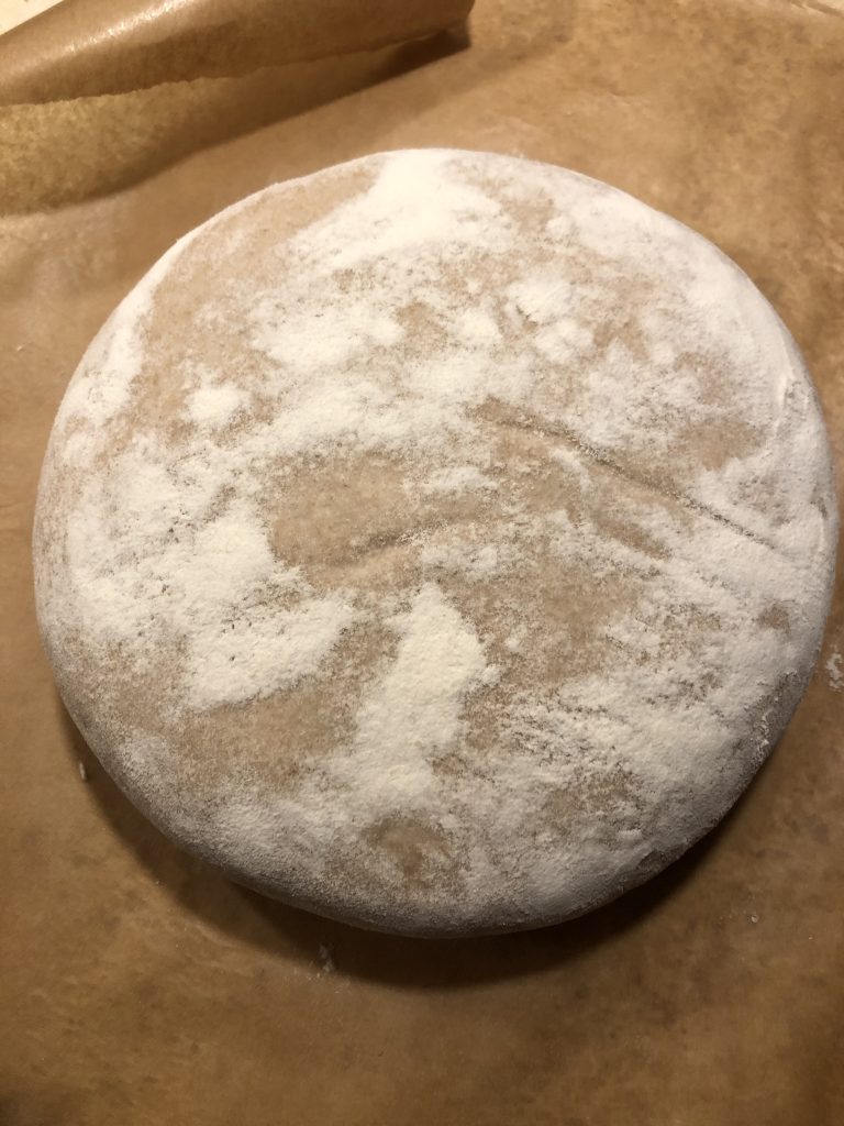 Kovászos kenyér belisztezve sütés előtt