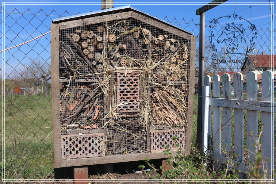 házilag készült rovarhotel a konyhakertben. a rovarhotel menedéket ad a hasznos rovaroknak